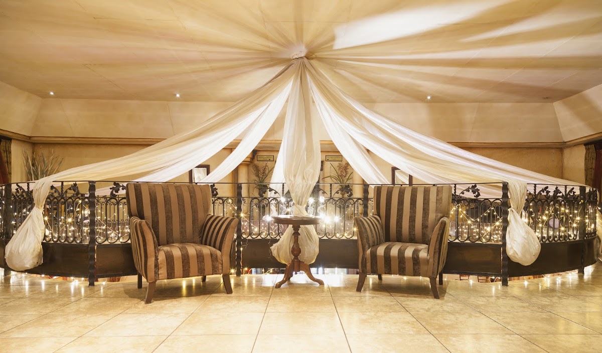 Casa Toscana Lodge - Home of - Blou Hond Theater and LeSi Singing Waiter Restaurant